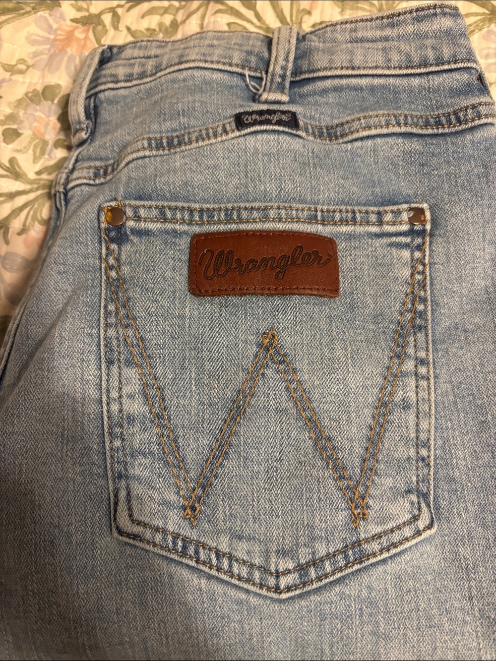 Wrangler Retro High-Rise Women's Light Blue Denim Jeans with Leather Patch